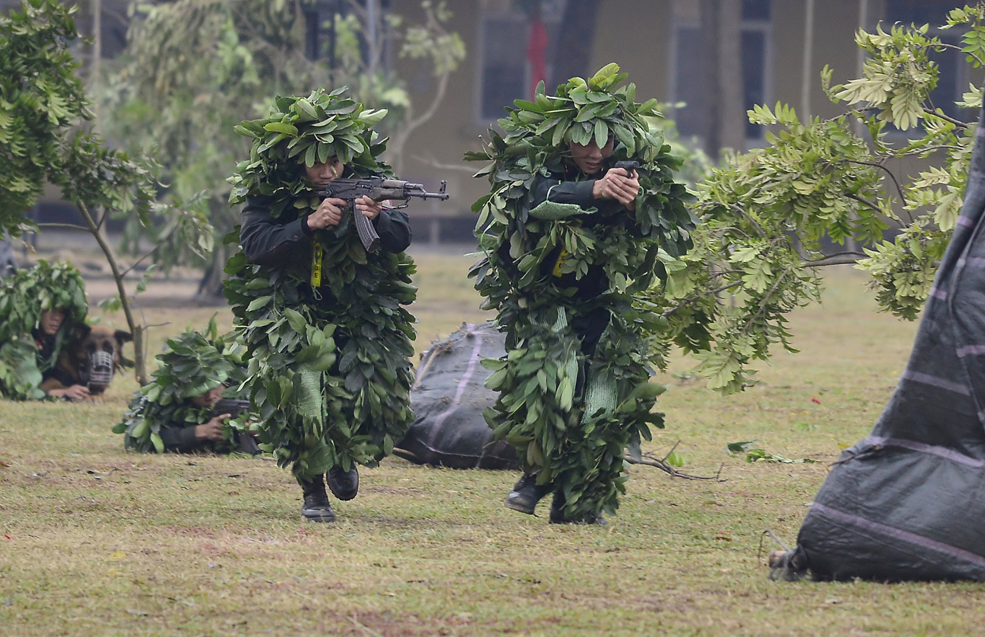 Canh sat dac nhiem giai cuu con tin anh 2