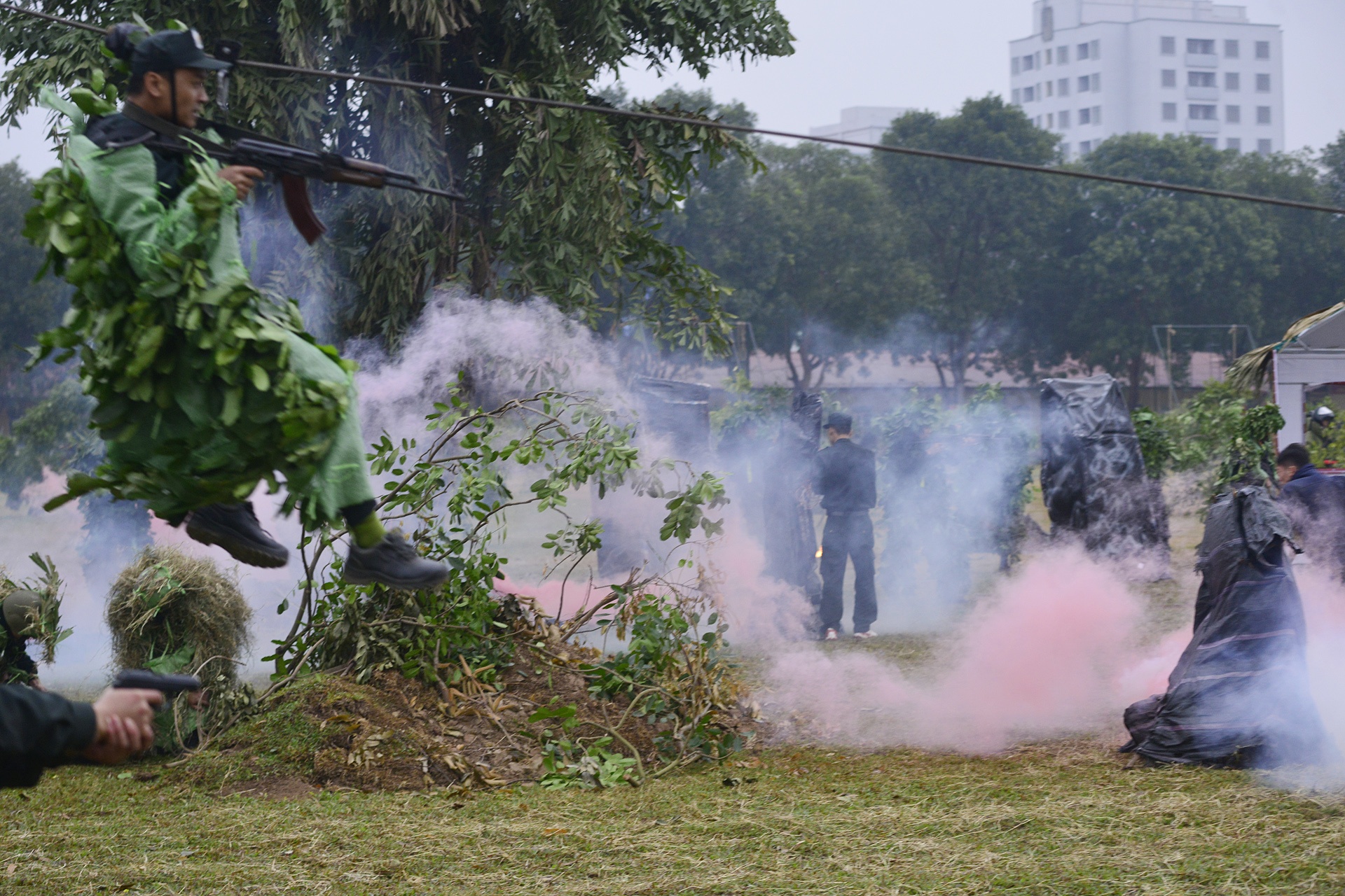 Canh sat dac nhiem giai cuu con tin anh 6