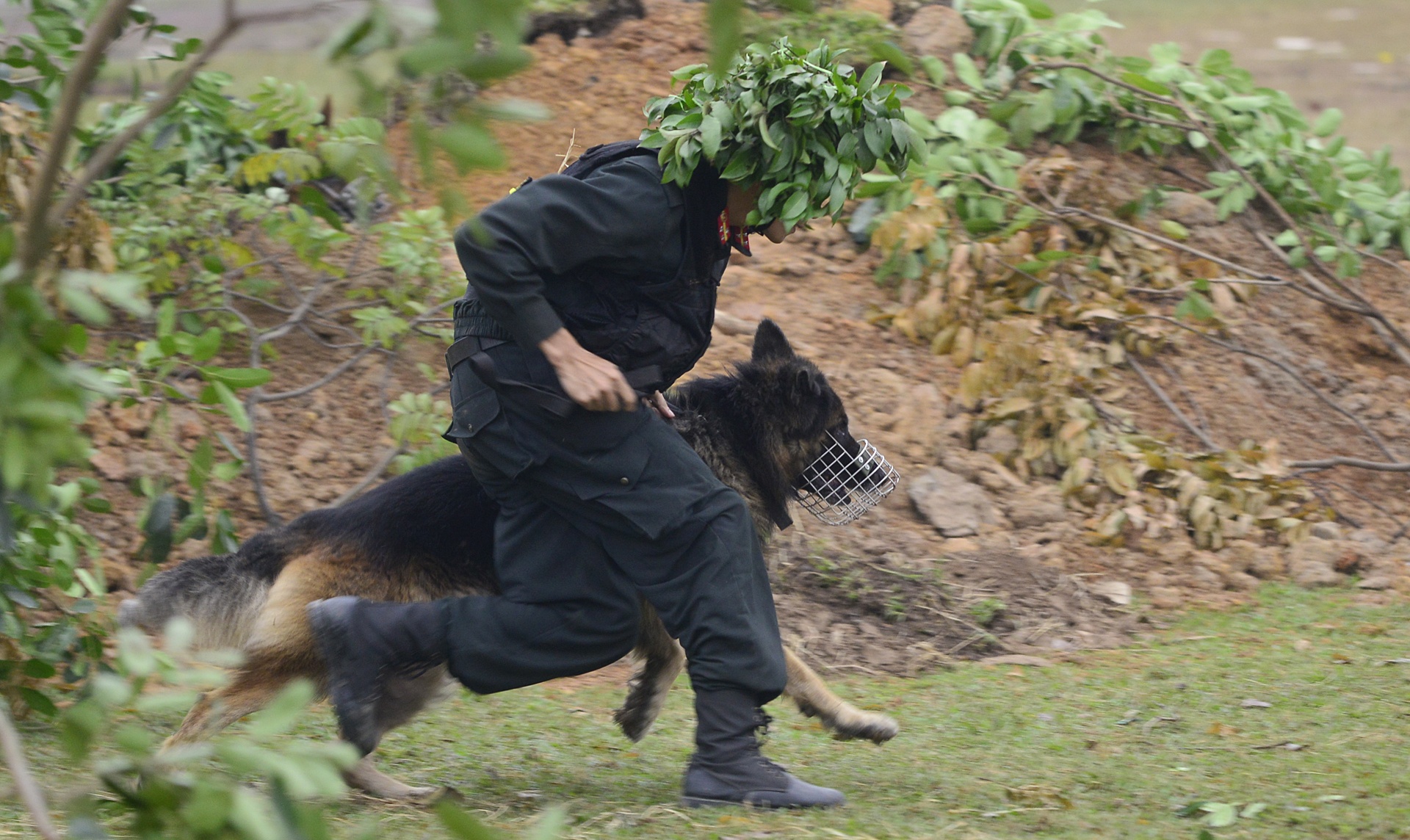 Canh sat dac nhiem giai cuu con tin anh 7