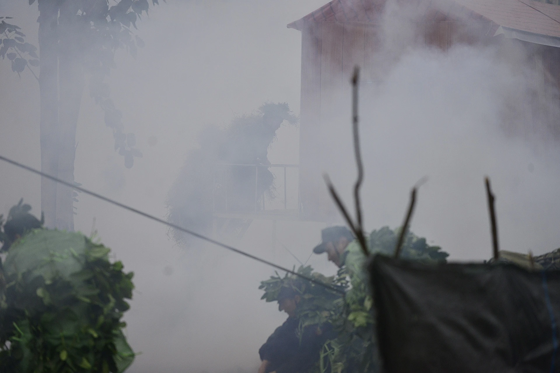 Canh sat dac nhiem giai cuu con tin anh 8