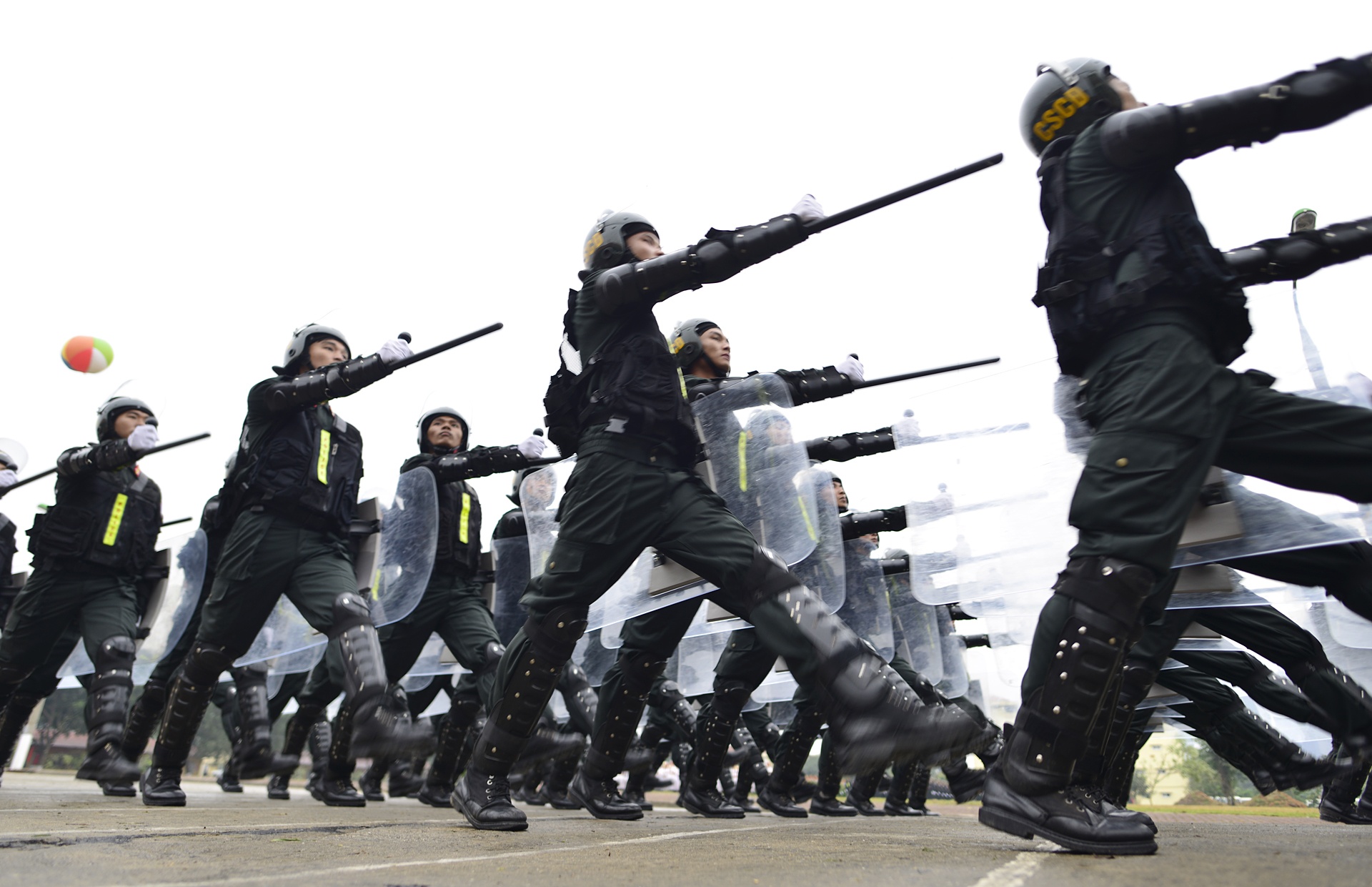 Canh sat dac nhiem co dong anh 13