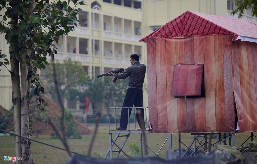 Canh sat dac nhiem dien tap dau sung giai cuu con tin hinh anh