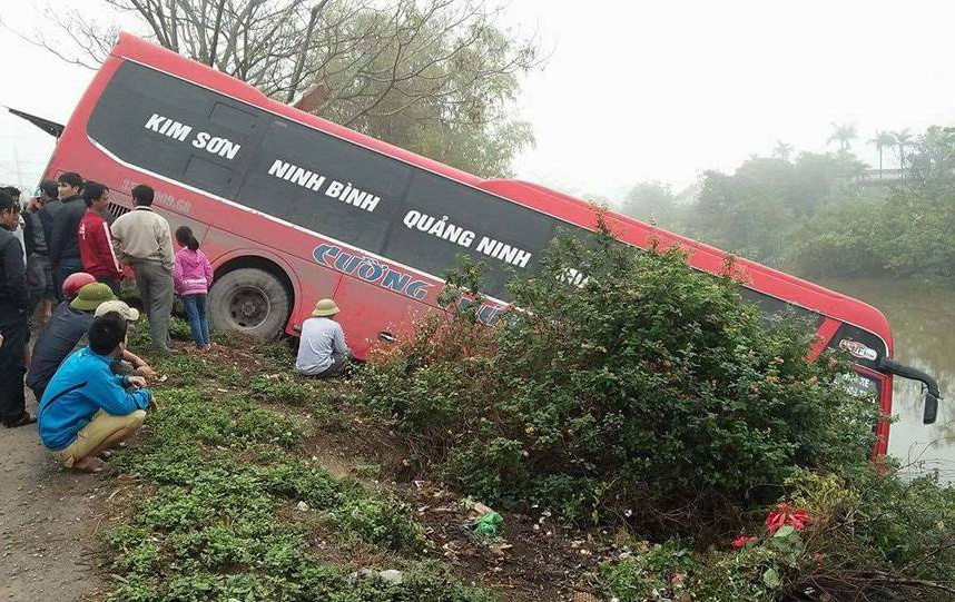 Chu oto khach bi xe buyt tong tu vong hinh anh