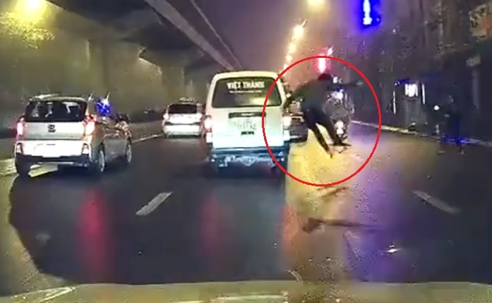 Nam thanh nien co dam sam vao oto dang chay hinh anh