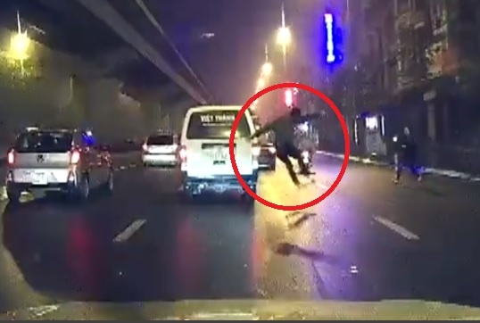 Thanh niên lao vào ôtô ảnh 1 Thanh nien lao vao oto anh 1