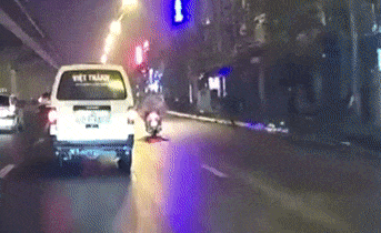 Camera ghi hinh thanh nien lao vao oto dang chay hinh anh