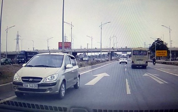 lái ôtô chạy ngược chiều cao tốc ảnh 1 lai oto chay nguoc chieu cao toc anh 1