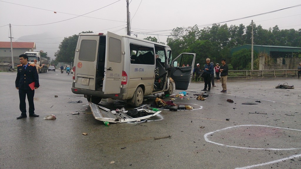 Oto tai dam xe don dau, 17 nguoi thuong vong hinh anh