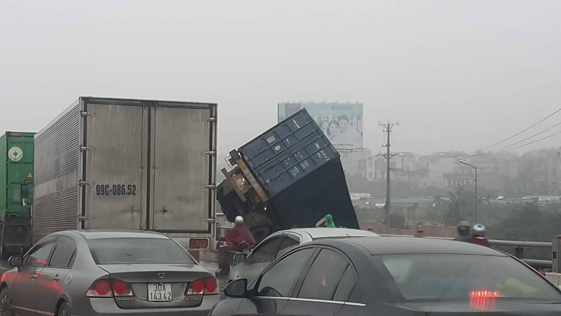Xe container roi cau Thanh Tri anh 2
