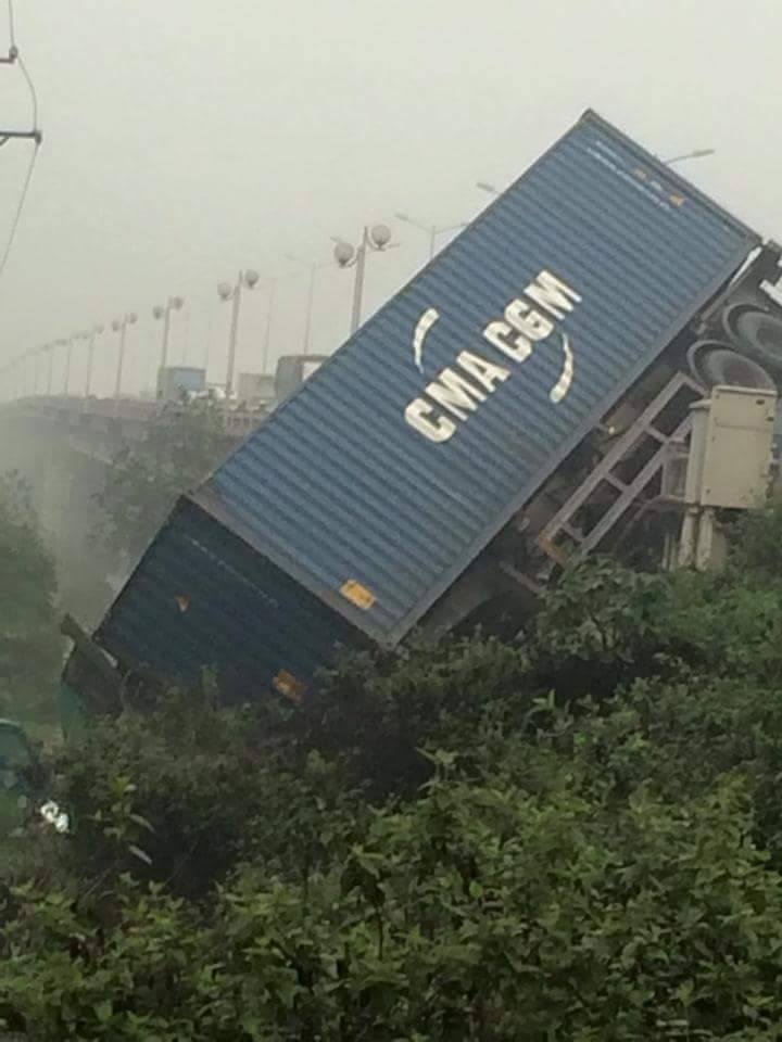 Xe container roi cau Thanh Tri anh 4
