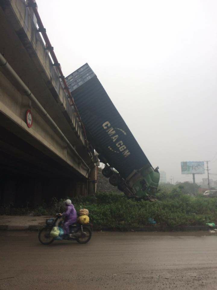 Xe container roi cau Thanh Tri anh 6