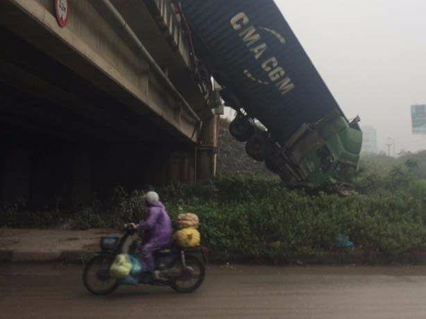 Hien truong 3 xe container dam lien hoan, cam dau xuong cau Thanh Tri hinh anh