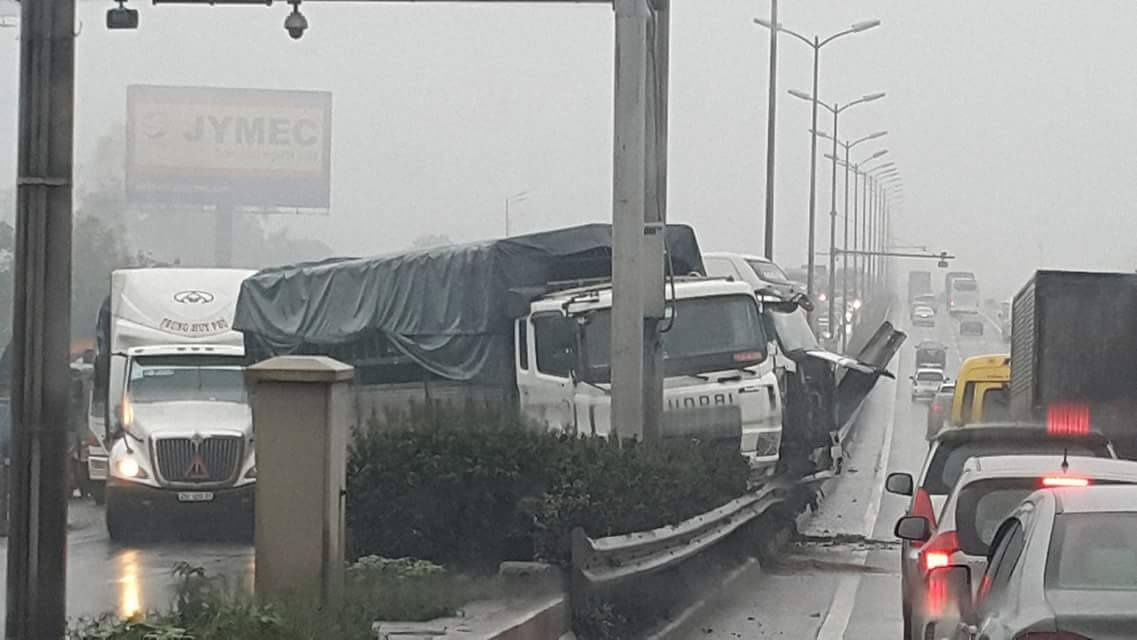 Xe container roi cau Thanh Tri anh 7