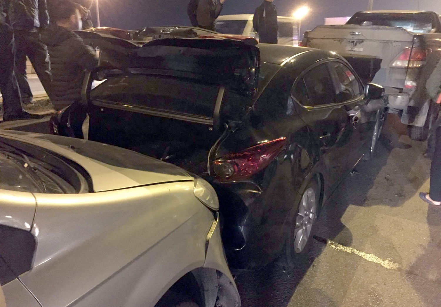 Xe cho xang dam don lien tiep 3 oto tren cau Thanh Tri hinh anh