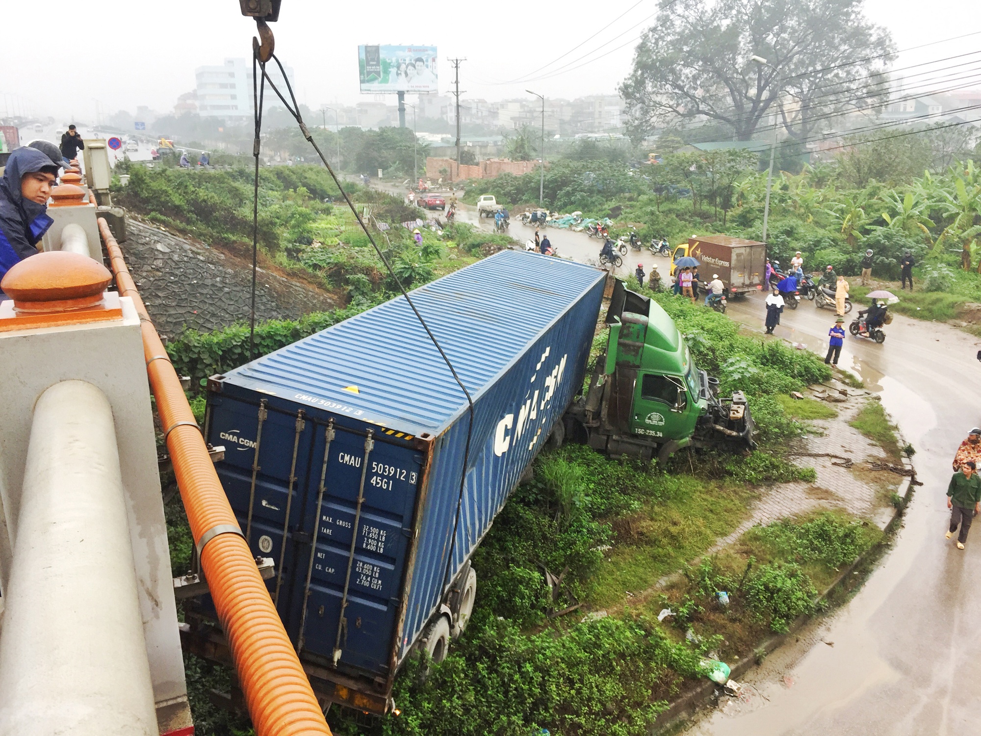 Xe container roi khoi cau Thanh Tri anh 1