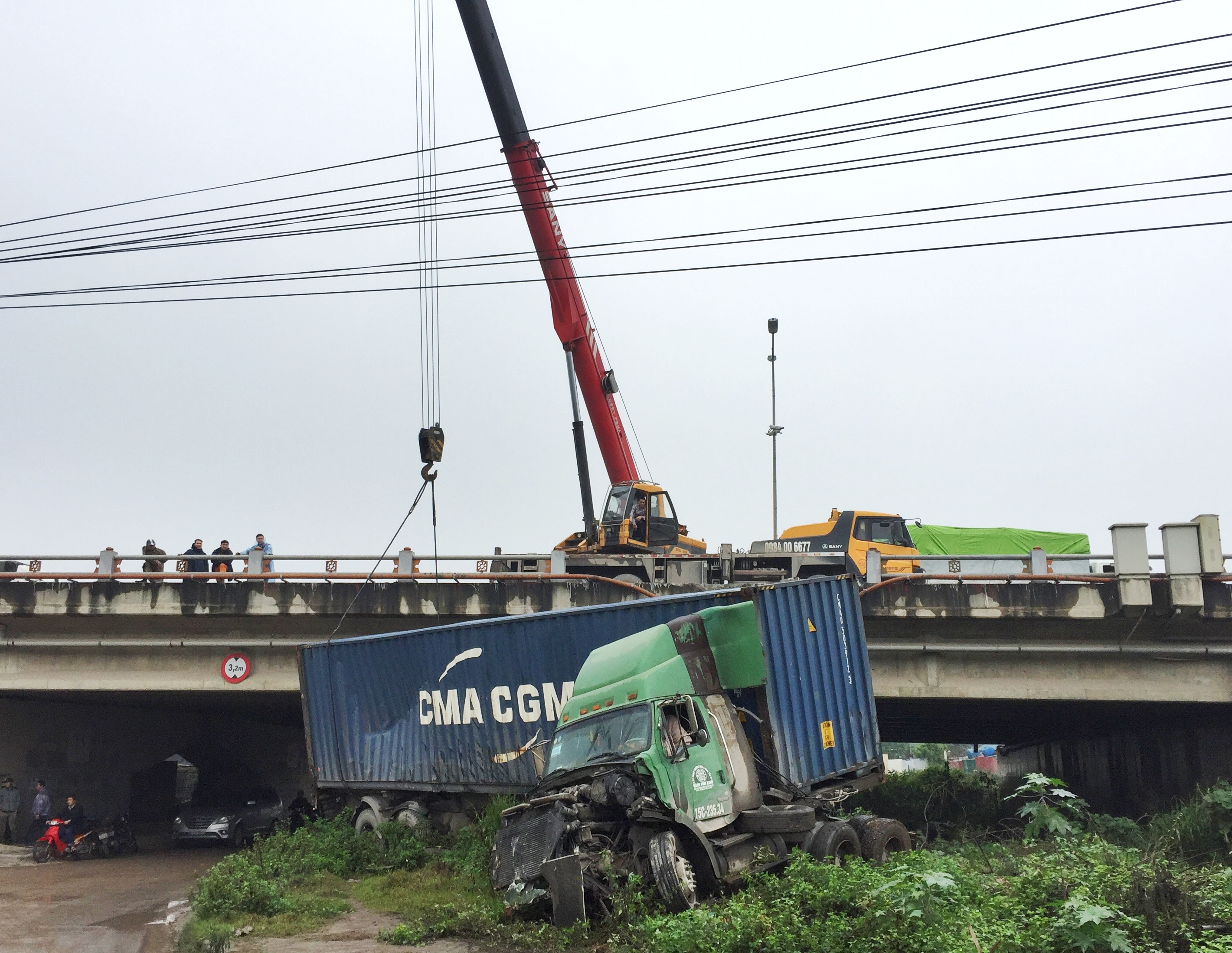 Xe container roi khoi cau Thanh Tri anh 9