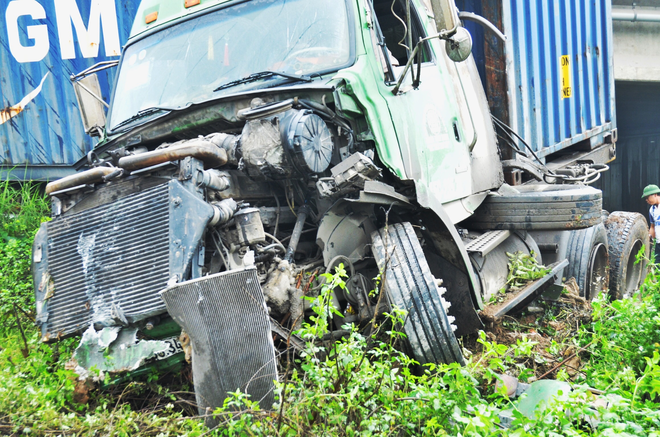Xe container roi khoi cau Thanh Tri anh 2