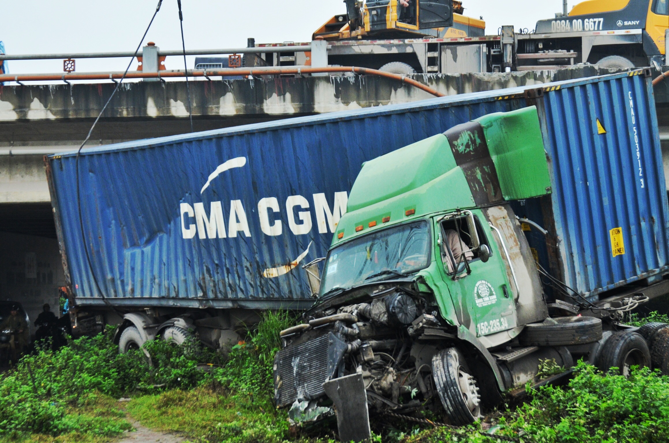 Xe dau keo bien dang sau tai nan lien hoan tren cau Thanh Tri hinh anh