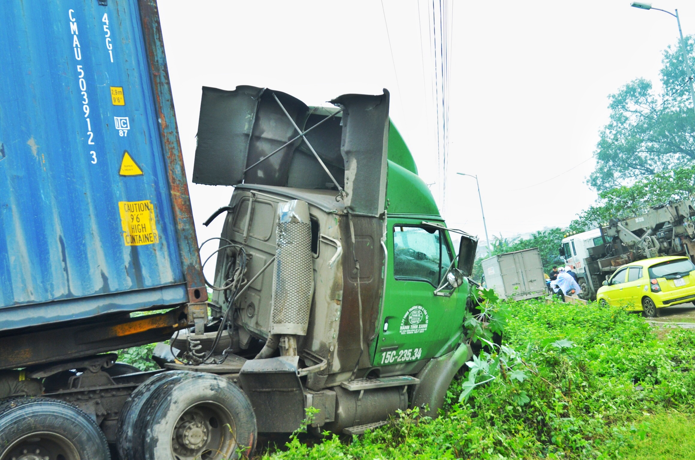 Xe container roi khoi cau Thanh Tri anh 4