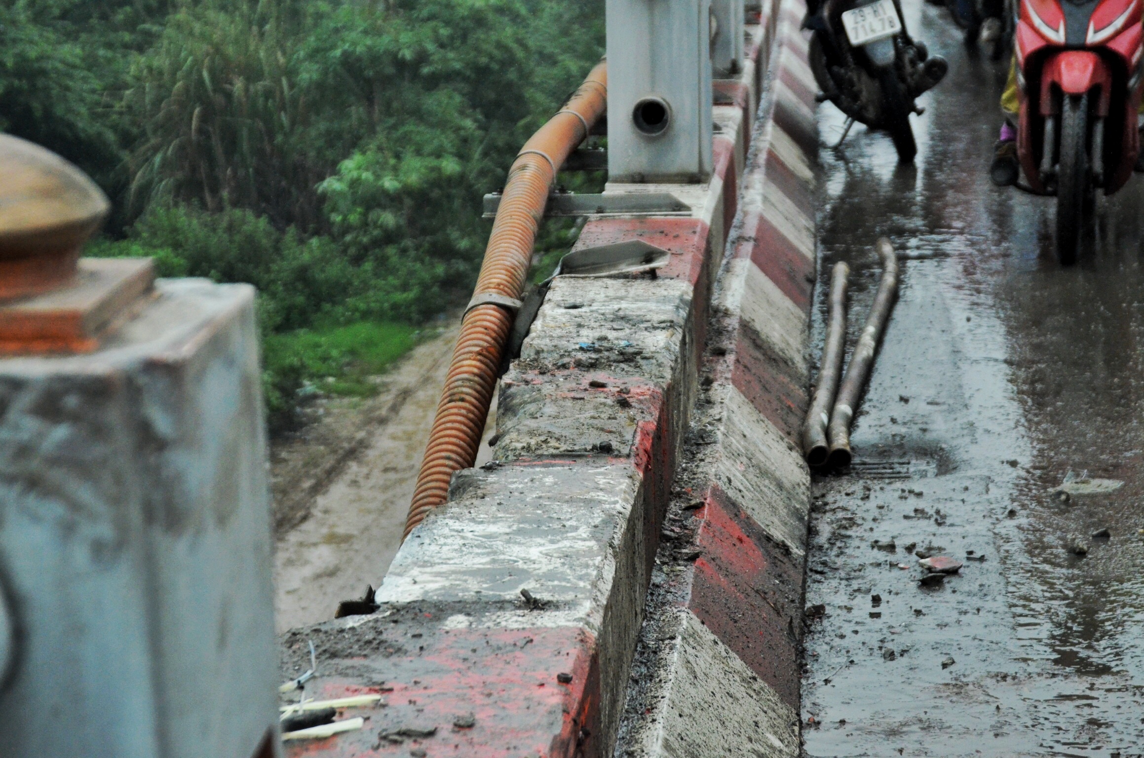 Xe container roi khoi cau Thanh Tri anh 5