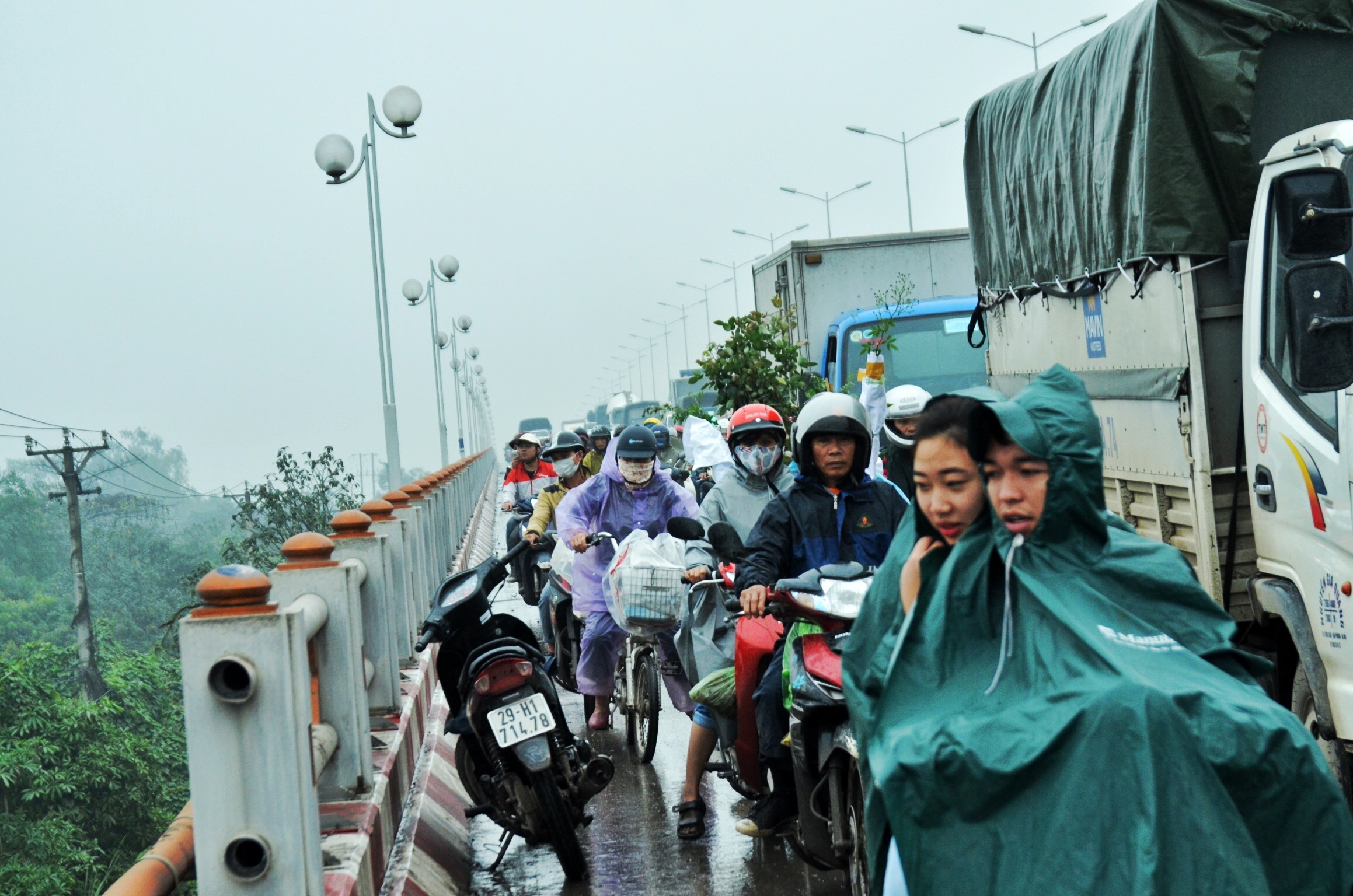 Xe container roi khoi cau Thanh Tri anh 6