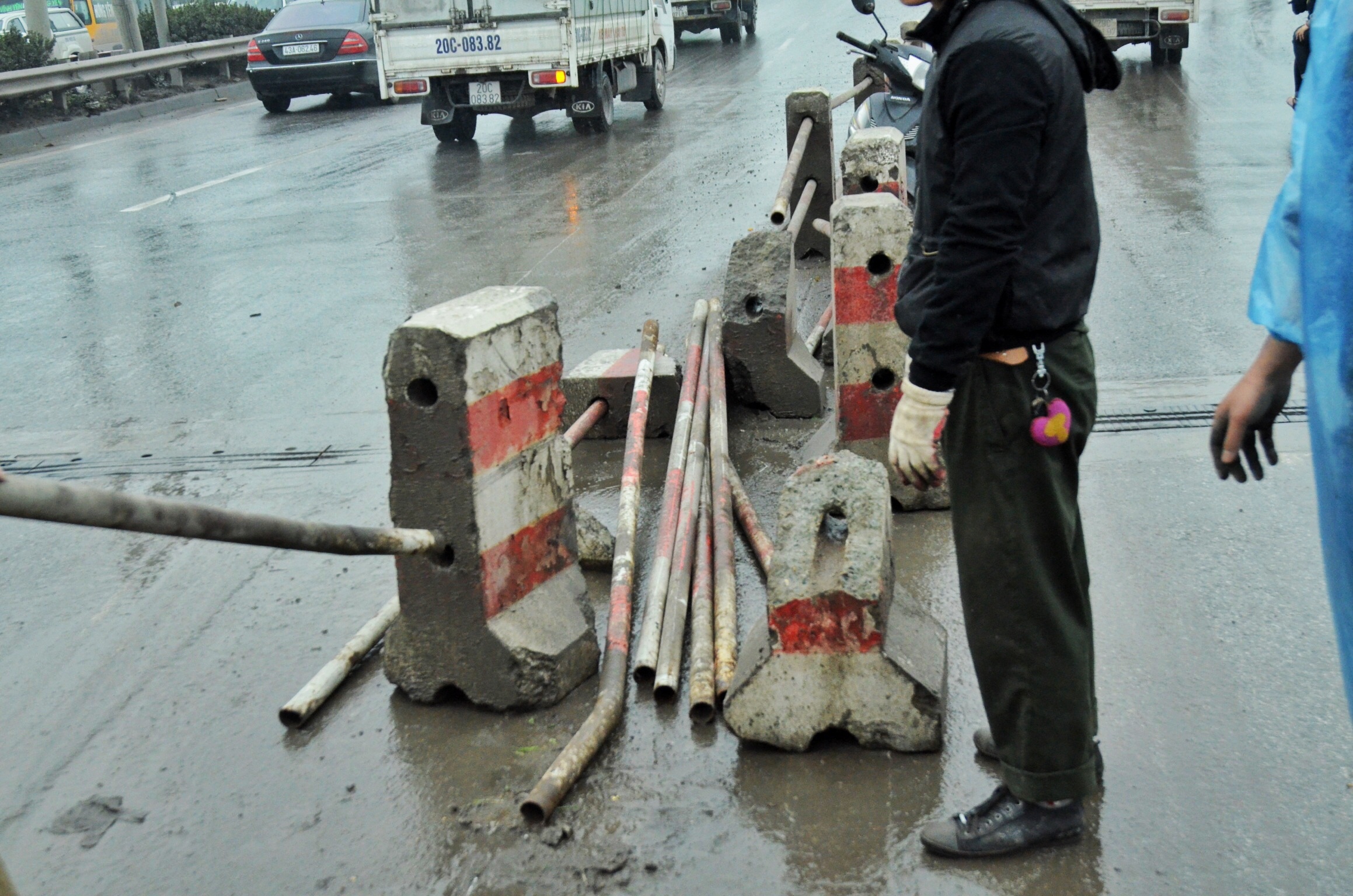 Xe container roi khoi cau Thanh Tri anh 7