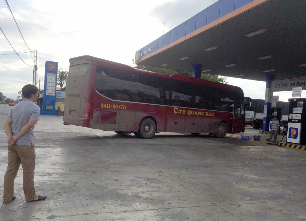 Tài xế dùng smartphone khi lái xe ảnh 1 Tai xe dung smartphone khi lai xe anh 1