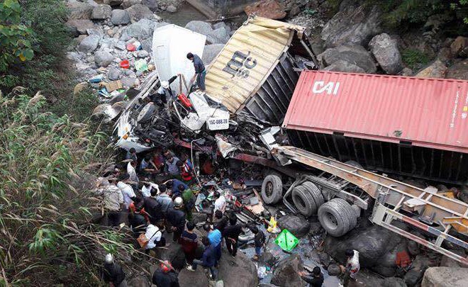 Oto tai va xe container cung lao xuong suoi, 4 nguoi bi thuong hinh anh