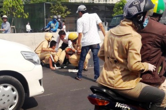 Nam sinh pham luat tong nga canh sat giao thong hinh anh
