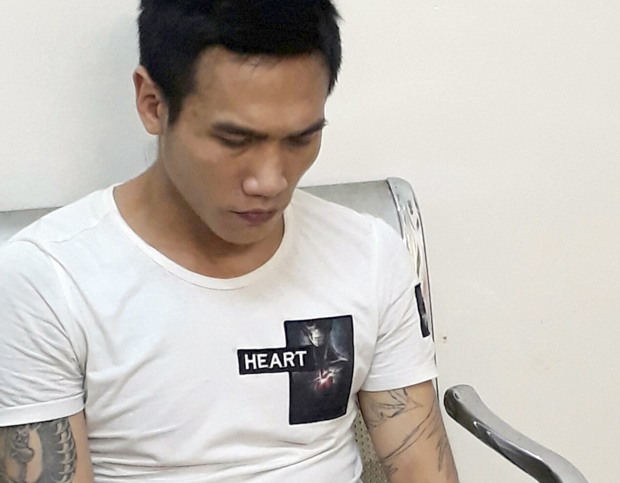 Canh sat dac nhiem bat 8X giau thuoc lac trong loa hinh anh