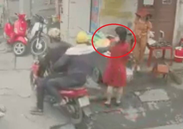 Hai thanh nien nghi cuop trang suc tao ton tren pho hinh anh