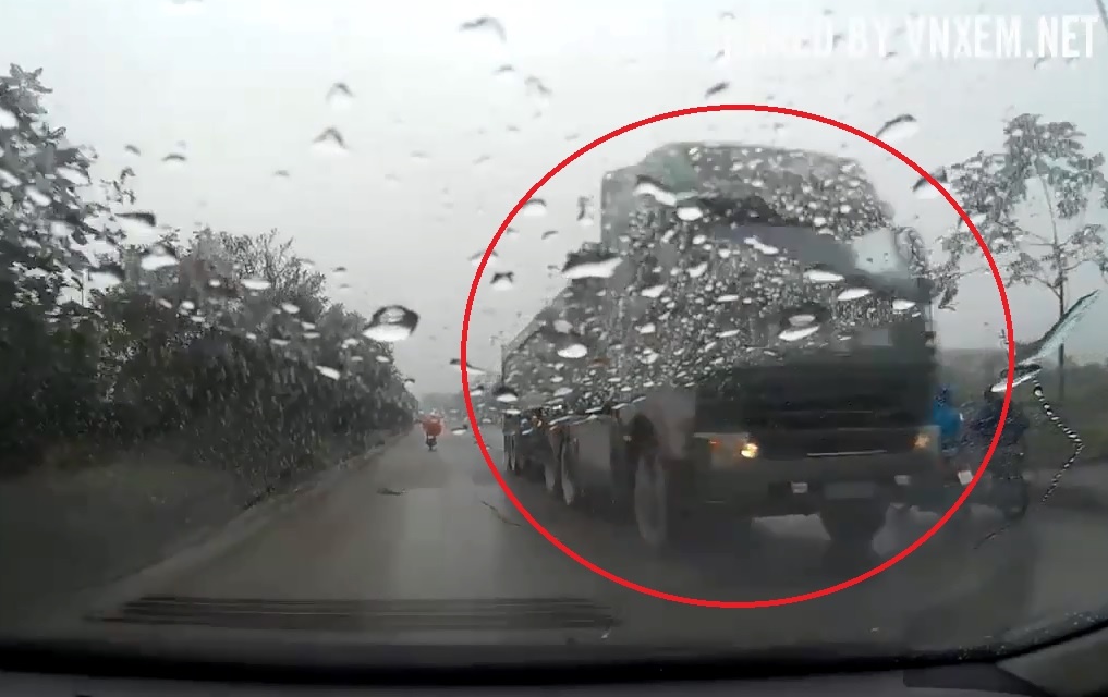 Xe tai lao nguoc chieu vun vut tren dai lo Thang Long hinh anh