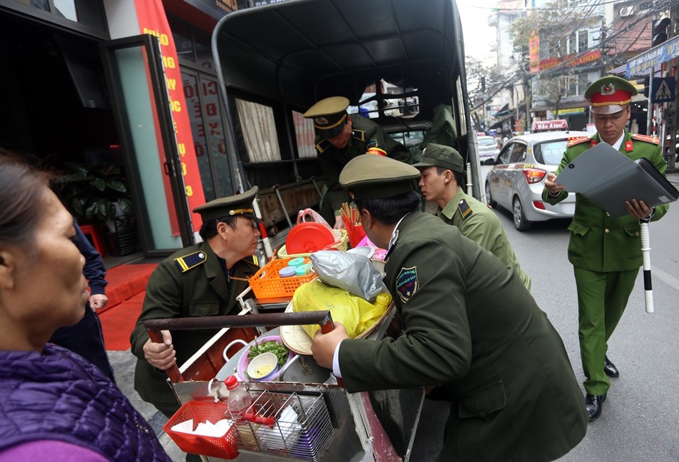 Khoi to nu chu quan tan cong can bo di dep via he hinh anh