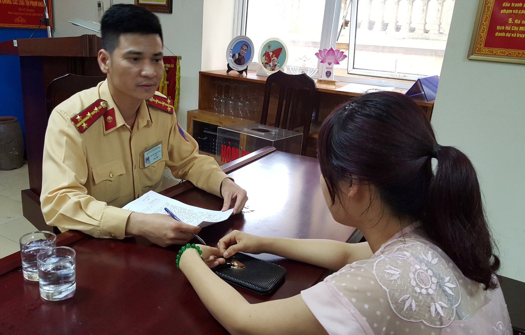 Nu tai xe bi tuoc bang lai vi chay xe nguoc chieu cau Nhat Tan hinh anh