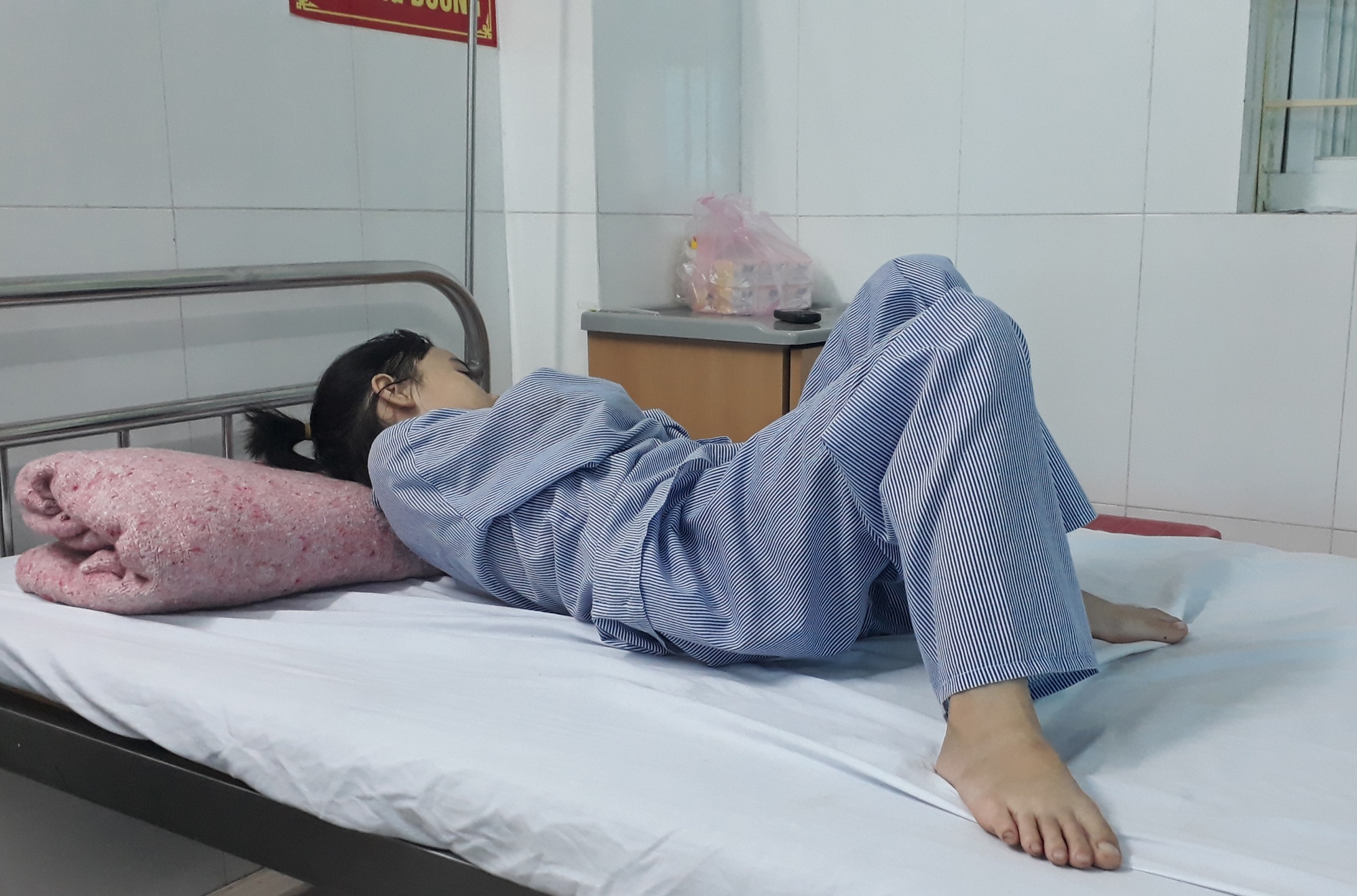 Phut kinh hoang chung kien nguoi dan ong truy sat me, vo va 2 con gai hinh anh