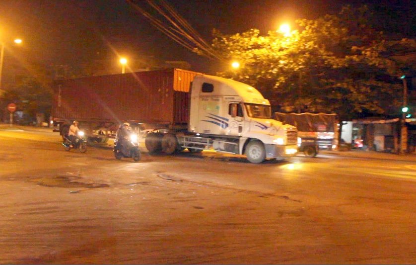 Xe container de xe con o Nam Dinh anh 2