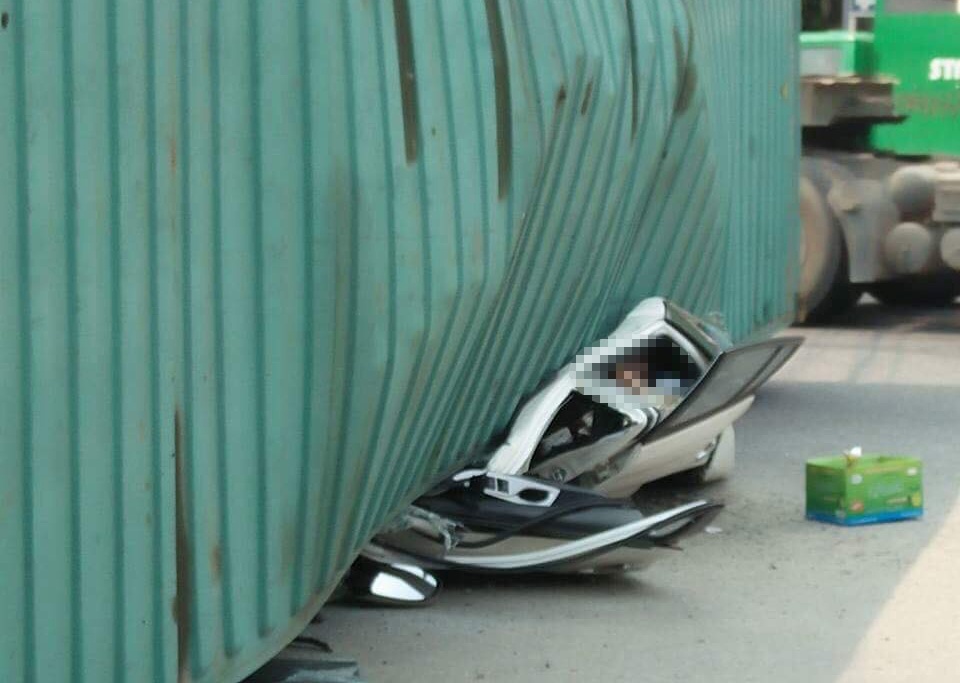 Phut chung kien container lat de bep oto con giua nga tu hinh anh