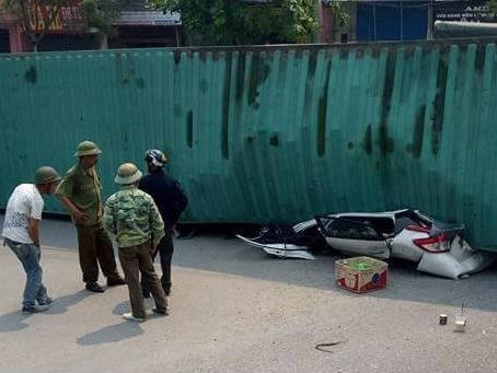 'Sau vai giay, xe con da bep rum duoi thung container' hinh anh