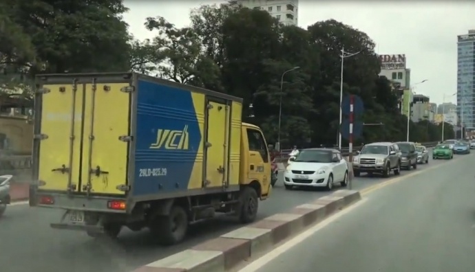 Tai xe chay oto nguoc chieu tren cau vuot giua thu do hinh anh