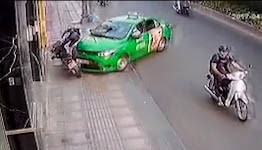 Tài xế taxi tông xe vào tên cướp ảnh 1 Tai xe taxi tong xe vao ten cuop anh 1
