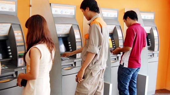 Co gai di xe may truy duoi ke lua tien tai cay ATM hinh anh
