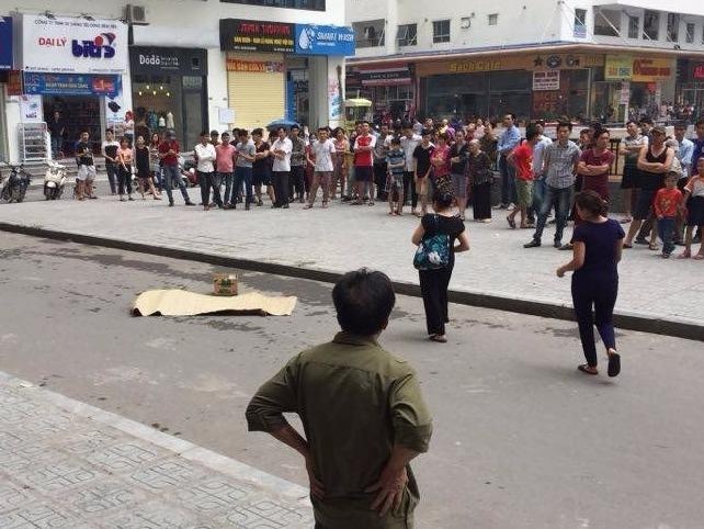 Thi the nguoi phu nu duoi sanh toa nha 41 tang hinh anh