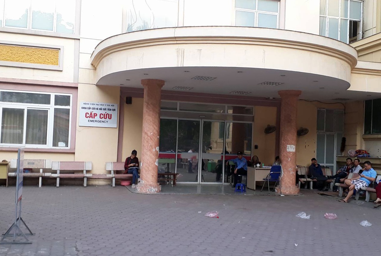 Côn đồ chém bệnh nhân ở Đại học Y ảnh 2 Con do chem benh nhan o Dai hoc Y anh 2