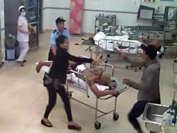 Gan 20 nguoi uy hiep bac si, chem guc benh nhan tren giuong cap cuu hinh anh