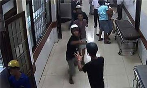 Camera to nhom 9X truy sat, chem doi thu tren giuong benh hinh anh