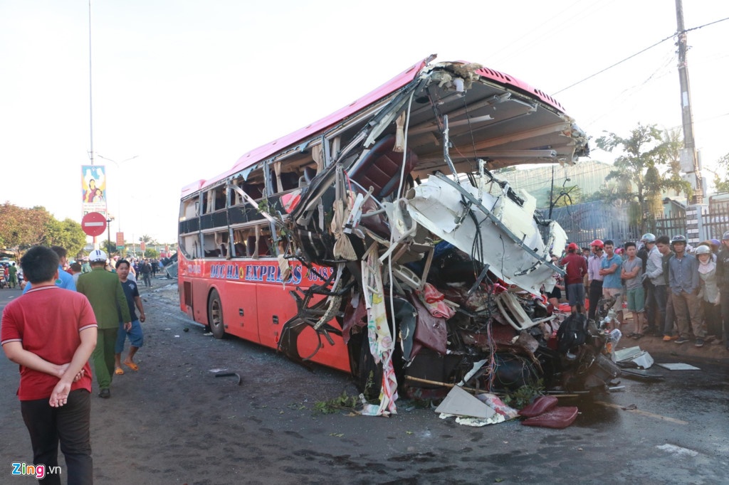 Xe tai dam xe khach Gia Lai anh 1