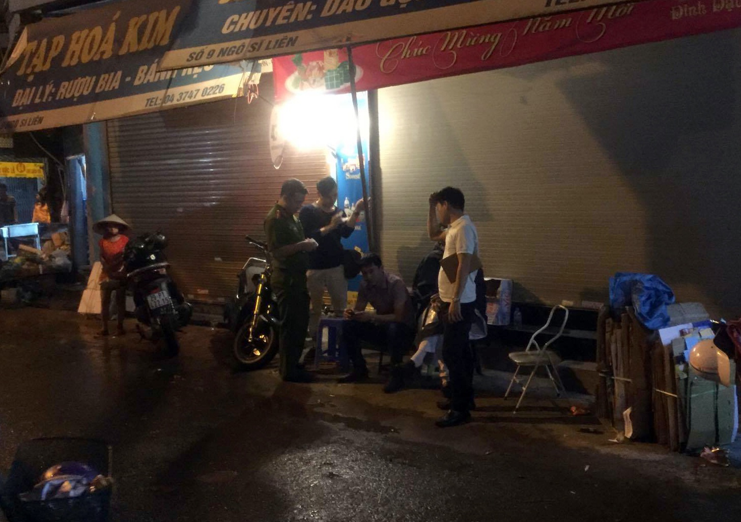 Canh sat vay rap nghi can dam nguoi roi co thu trong nha hinh anh