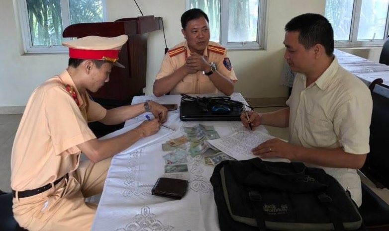 CSGT trả lại tiền nhặt được ảnh 1 CSGT tra lai tien nhat duoc anh 1