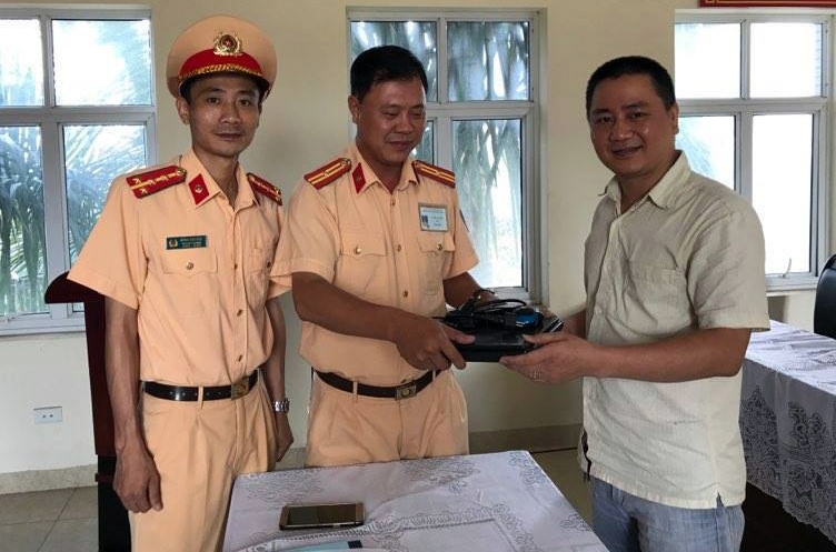 CSGT tra lai nguoi danh roi may tinh va tien hinh anh