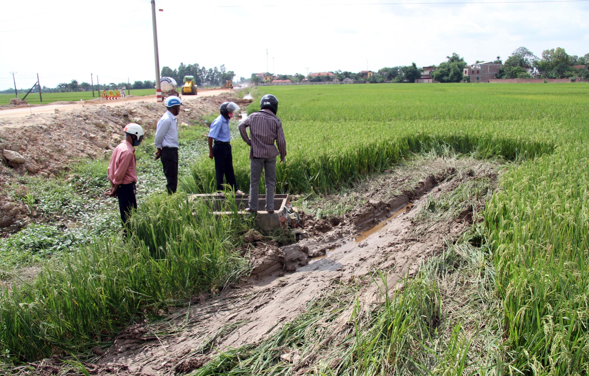 Camry dam chet 3 hoc sinh anh 9